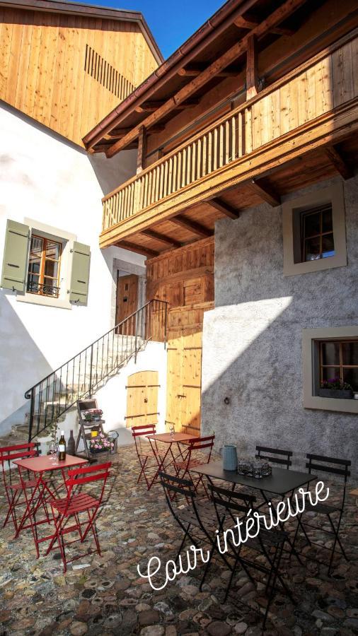 シュブル Aux Trois Soleils Bed & Breakfast エクステリア 写真