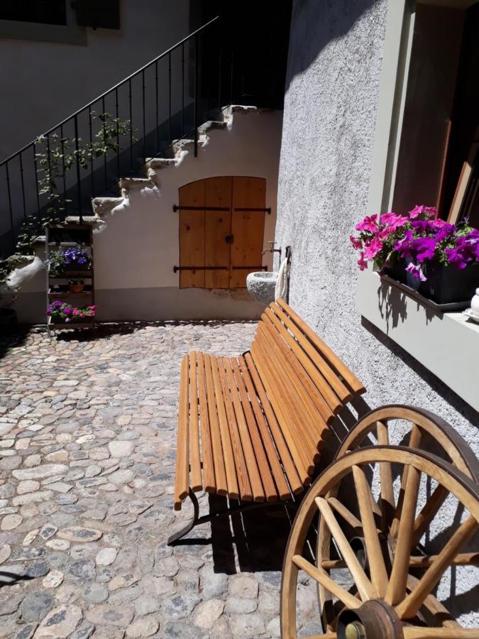 シュブル Aux Trois Soleils Bed & Breakfast エクステリア 写真