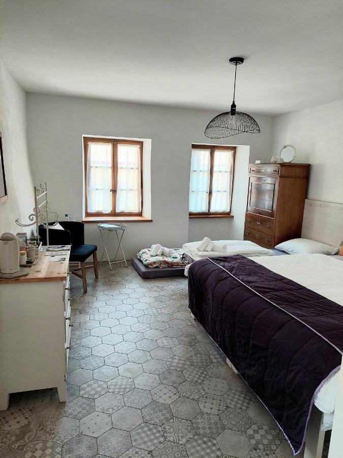 シュブル Aux Trois Soleils Bed & Breakfast エクステリア 写真