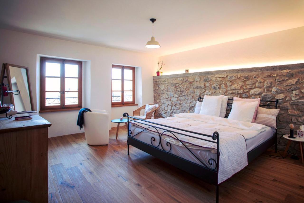 シュブル Aux Trois Soleils Bed & Breakfast エクステリア 写真